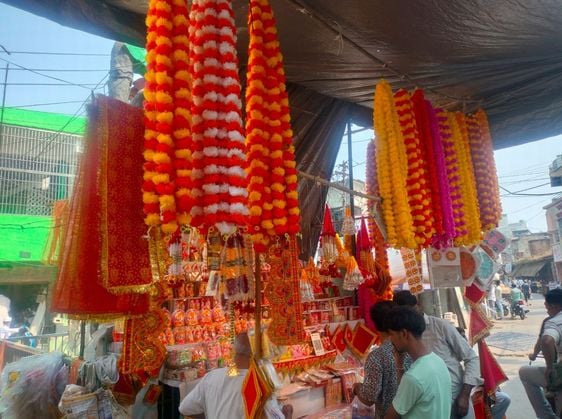 मूर्ति की दुकान सजी। संवाद