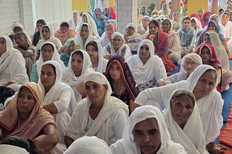 नहटौर के फुलसंदा आश्रम में सतसंग में प्रवचन करते बाबा फुलसंदे वाले। संवाद नहटौर के फुलसंदा आश्रम में सतसंग में प्रवचन करते बाबा फुलसंदे वाले। संवाद