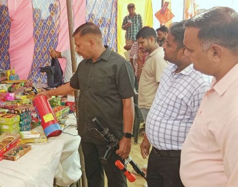 पटाखा बाजार में कपड़ों से दुकानों को बनाया। संवाद पटाखा बाजार में कपड़ों से दुकानों को बनाया। संवाद