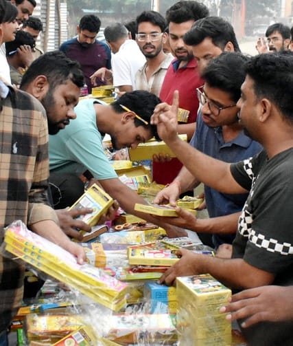 सुनील कैथवास....जिमखाना मैदान में पटाखों की खरीदारी। सुनील कैथवास....जिमखाना मैदान में पटाखों की खरीदारी।