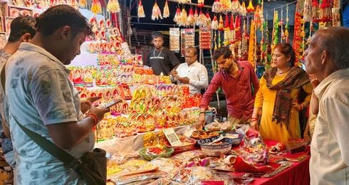 दीपावली की पूर्व संध्या पर मंझनपुर कस्बे में रही चहल-पहल।  संवाद