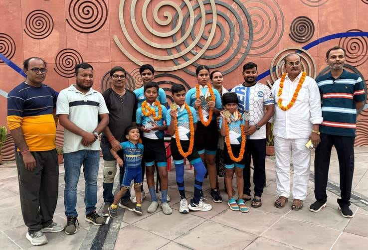 दीपावली पर रंगोली सजाकर दीपक रखती युवती। संवाद