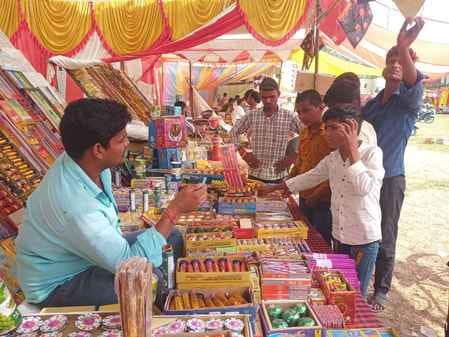दीपावली पर्व पर नगर के कुंवर सिंह चौराहा स्थित न्यू विशाल मिष्ठान भंडार से मिठाई की खरीदारी कर