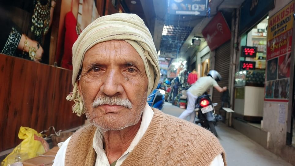 दिवाली के लिए मिट्टी के दीयों की खरीददारी करते लोग। संवाद