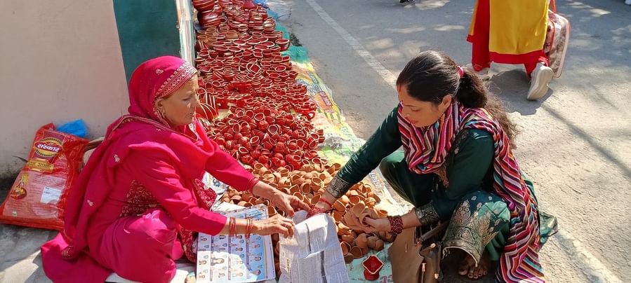 दिवाली के लिए मिट्टी के दीयों की खरीददारी करते लोग। संवाद