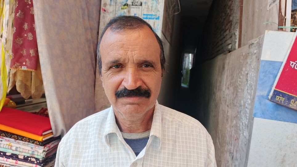 दिवाली के लिए मिट्टी के दीयों की खरीददारी करते लोग। संवाद