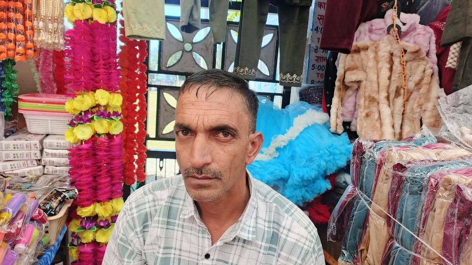 दिवाली के लिए मिट्टी के दीयों की खरीददारी करते लोग। संवाद