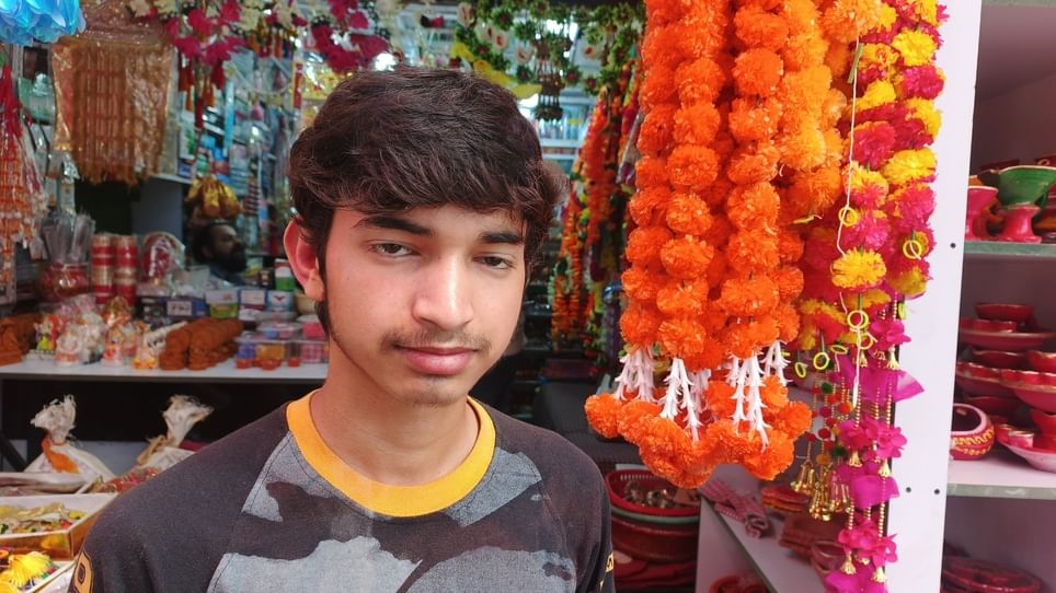 दिवाली के लिए मिट्टी के दीयों की खरीददारी करते लोग। संवाद