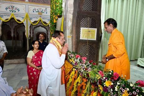 देवस्थान विभाग के मंत्री जोराराम कुमावत ने रविवार को जयपुर के चांदनी चौक स्थित श्री ब्रज निधि ज