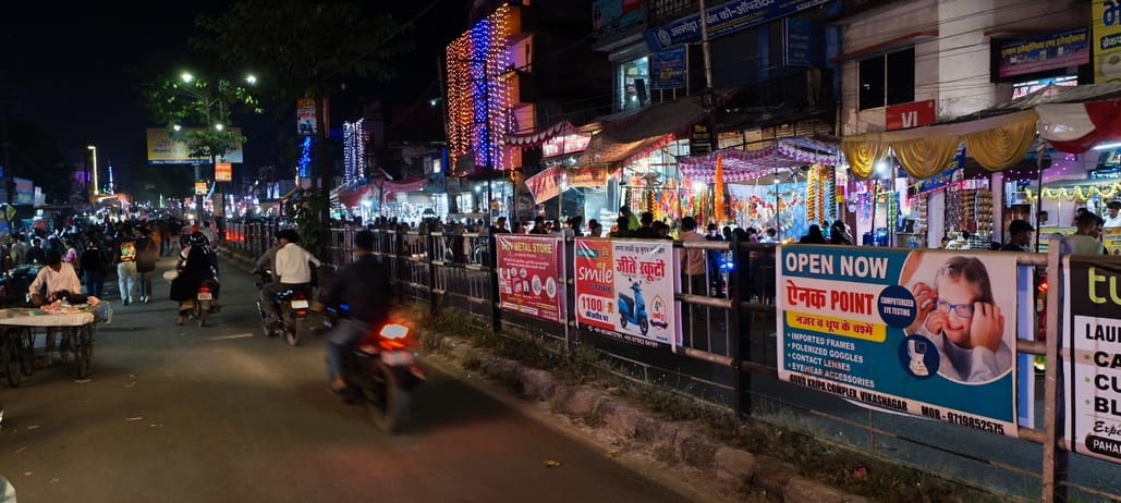विकासनगर में रंग बिरंगी रोशनी से सजे मकान। संवाद विकासनगर में रंग बिरंगी रोशनी से सजे मकान। संवाद