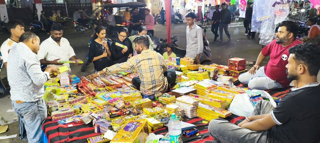विकासनगर में रंग बिरंगी रोशनी से सजे मकान। संवाद विकासनगर में रंग बिरंगी रोशनी से सजे मकान। संवाद