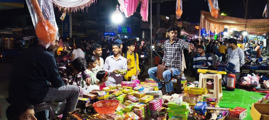विकासनगर में रंग बिरंगी रोशनी से सजे मकान। संवाद विकासनगर में रंग बिरंगी रोशनी से सजे मकान। संवाद