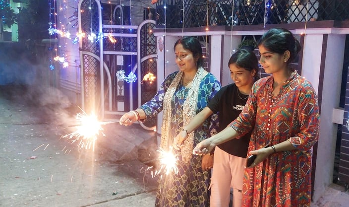 आतिशबाजी-बिजनौर में दीपावली के अवसर पर आतिशबाजी का शानदार नजारा। संवा द