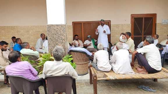 भाकियू के कार्यकर्ता गन्ना मूल्य को लेकर बैठक करते हुए फोटो स्वयं भाकियू के कार्यकर्ता गन्ना मूल्य को लेकर बैठक करते हुए फोटो स्वयं