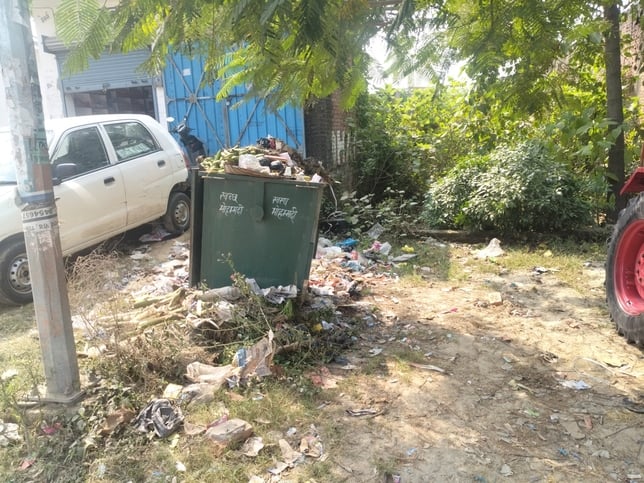 बस स्टेशन रोड पर पटाखों का बिखरा कूड़ा। संवाद बस स्टेशन रोड पर पटाखों का बिखरा कूड़ा। संवाद