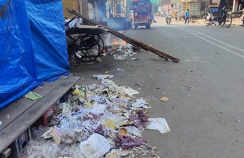 बस स्टेशन रोड पर पटाखों का बिखरा कूड़ा। संवाद बस स्टेशन रोड पर पटाखों का बिखरा कूड़ा। संवाद