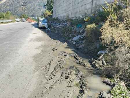 एनएच पांच खनेरी में सडक़ पर रखा जा रहा रेत बजरी का ढेर। संवाद एनएच पांच खनेरी में सडक़ पर रखा जा रहा रेत बजरी का ढेर। संवाद