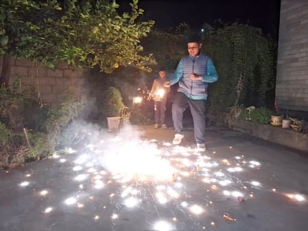 कुल्लू में दीपावली के मौके पर शहर में हो रही आतिशबाजी का नजारा।-संवाद कुल्लू में दीपावली के मौके पर शहर में हो रही आतिशबाजी का नजारा।-संवाद