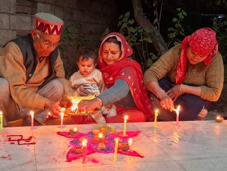 कुल्लू में दीपावली के मौके पर शहर में हो रही आतिशबाजी का नजारा।-संवाद कुल्लू में दीपावली के मौके पर शहर में हो रही आतिशबाजी का नजारा।-संवाद