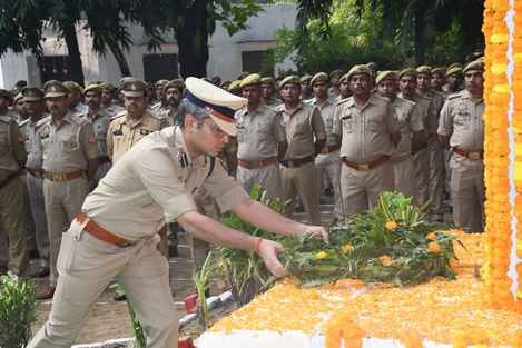 पलिया के गदनियां एसएसबी मुख्यालय पर संबोधित करते कमांडेंट। स्रोत एसएसबी
