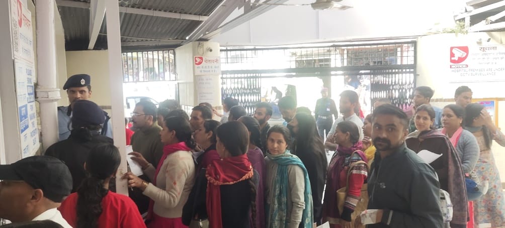 सोलन अस्पताल का आपातकाल कक्ष में इलाज करने पहुंचे लोग। संवाद सोलन अस्पताल का आपातकाल कक्ष में इलाज करने पहुंचे लोग। संवाद