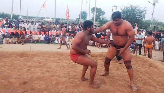 सरूरपुर। गांव गोटका में दंगल का उद्धाटन करते अतिथि। आयोजक