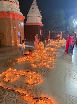 दीपावली पर पूजा करते हुए दंपत्ति।