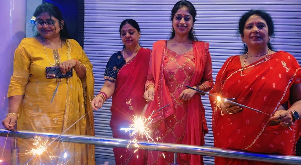 दिवाली के मौके रोशनी से नहाया शहर, आसमान में आतिशबाजी का नजारा। संवाद दिवाली के मौके रोशनी से नहाया शहर, आसमान में आतिशबाजी का नजारा। संवाद