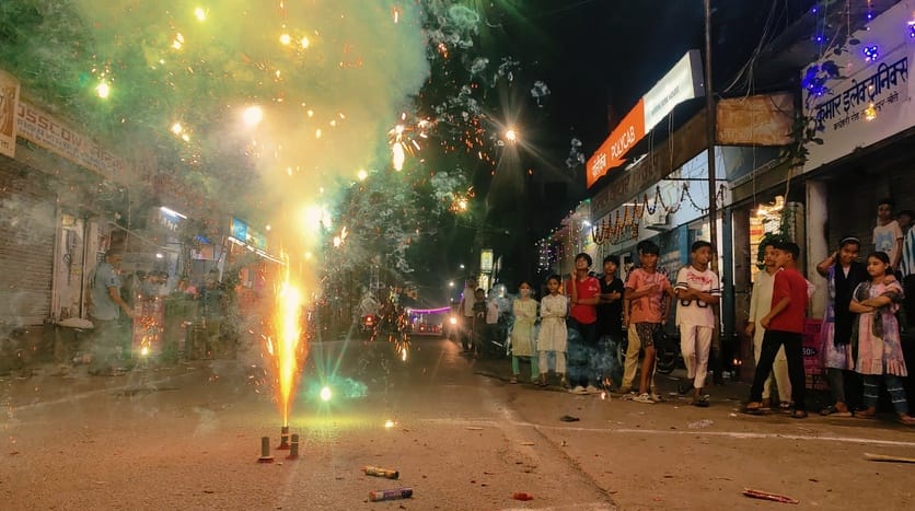 दिवाली के मौके रोशनी से नहाया शहर, आसमान में आतिशबाजी का नजारा। संवाद दिवाली के मौके रोशनी से नहाया शहर, आसमान में आतिशबाजी का नजारा। संवाद