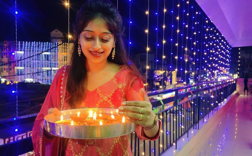 दिवाली के मौके रोशनी से नहाया शहर, आसमान में आतिशबाजी का नजारा। संवाद दिवाली के मौके रोशनी से नहाया शहर, आसमान में आतिशबाजी का नजारा। संवाद