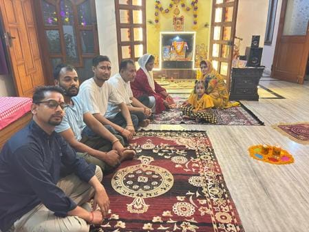 दीवाली पर पूजा अर्चना करते बच्चे। (मवाना) दीवाली पर पूजा अर्चना करते बच्चे। (मवाना)