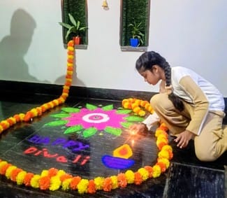 दीवाली पर पूजा अर्चना करते बच्चे। (मवाना) दीवाली पर पूजा अर्चना करते बच्चे। (मवाना)
