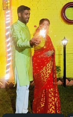 दीवाली पर पूजा अर्चना करते बच्चे। (मवाना) दीवाली पर पूजा अर्चना करते बच्चे। (मवाना)