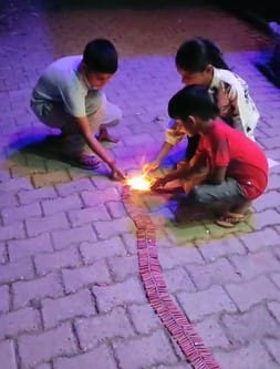 दीवाली पर पूजा अर्चना करते बच्चे। (मवाना) दीवाली पर पूजा अर्चना करते बच्चे। (मवाना)