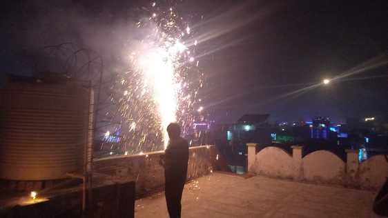 21jjrp10- दीपावली की रात रंग-बिरंगी रोशनी में रोशन हुआ शहर। संवाद 21jjrp10- दीपावली की रात रंग-बिरंगी रोशनी में रोशन हुआ शहर। संवाद