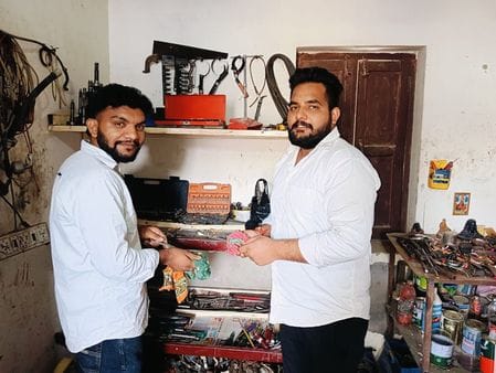 22जेएनडी01 : विश्वकर्मा जयंती पर रानी तालाब किनारे प्रसाद वितरित करते हुए। संवाद 22जेएनडी01 : विश्वकर्मा जयंती पर रानी तालाब किनारे प्रसाद वितरित करते हुए। संवाद