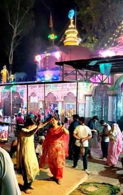 आस्था में लीन महिला श्रद्धालु, गुफा वाले बाबा को किया नमन:- बागपत के सरूरपुर गांव स्थित गुफा व आस्था में लीन महिला श्रद्धालु, गुफा वाले बाबा को किया नमन:- बागपत के सरूरपुर गांव स्थित गुफा व