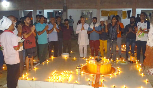 बागपत में दिवाली के पर्व पर परिवार के साथ आतिशबाजी करतीं महिलाएं । संवाद बागपत में दिवाली के पर्व पर परिवार के साथ आतिशबाजी करतीं महिलाएं । संवाद