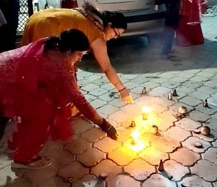 बागपत में दिवाली के पर्व पर परिवार के साथ आतिशबाजी करतीं महिलाएं । संवाद बागपत में दिवाली के पर्व पर परिवार के साथ आतिशबाजी करतीं महिलाएं । संवाद