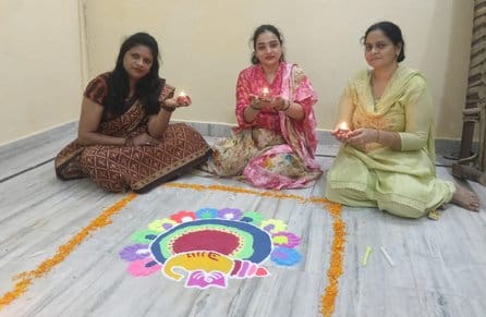 बागपत में दिवाली के पर्व पर परिवार के साथ आतिशबाजी करतीं महिलाएं । संवाद बागपत में दिवाली के पर्व पर परिवार के साथ आतिशबाजी करतीं महिलाएं । संवाद