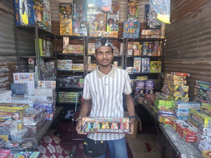 बहु प्लााज जेडीए पार्किंग में पटाखा दुकान पर सजे ग्रीन पटाखे। अमर उजाला 