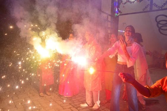 बिल्सी के भवन मंदिर में दीपावली पर पूजा करते माता रानी के भक्त। संवाद बिल्सी के भवन मंदिर में दीपावली पर पूजा करते माता रानी के भक्त। संवाद