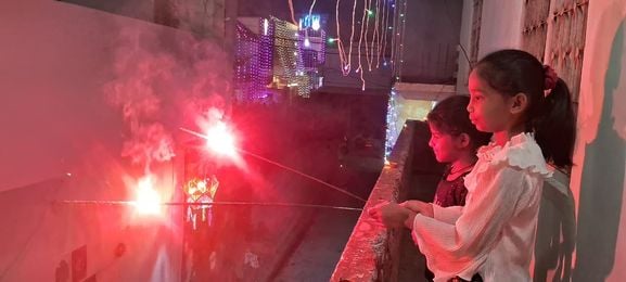 बिल्सी के भवन मंदिर में दीपावली पर पूजा करते माता रानी के भक्त। संवाद बिल्सी के भवन मंदिर में दीपावली पर पूजा करते माता रानी के भक्त। संवाद