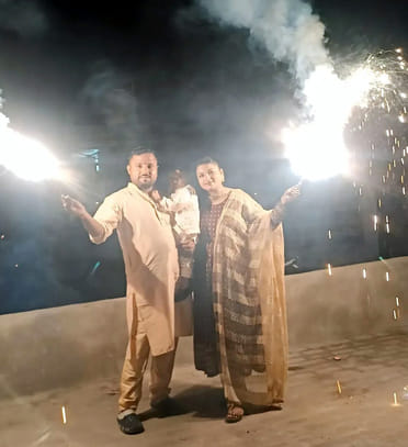 बिल्सी के भवन मंदिर में दीपावली पर पूजा करते माता रानी के भक्त। संवाद बिल्सी के भवन मंदिर में दीपावली पर पूजा करते माता रानी के भक्त। संवाद