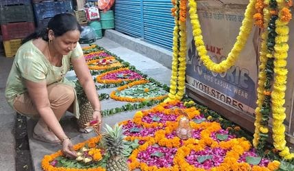 बिल्सी के भवन मंदिर में दीपावली पर पूजा करते माता रानी के भक्त। संवाद बिल्सी के भवन मंदिर में दीपावली पर पूजा करते माता रानी के भक्त। संवाद