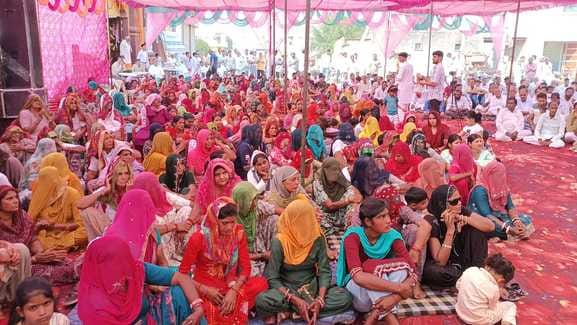 चोपटा। चोपटा में विश्वकर्मा दिवस पर आयोजित कार्यक्रम में मौजूद आदमपुर के विधायक चंद्रप्रकाश व अ चोपटा। चोपटा में विश्वकर्मा दिवस पर आयोजित कार्यक्रम में मौजूद आदमपुर के विधायक चंद्रप्रकाश व अ