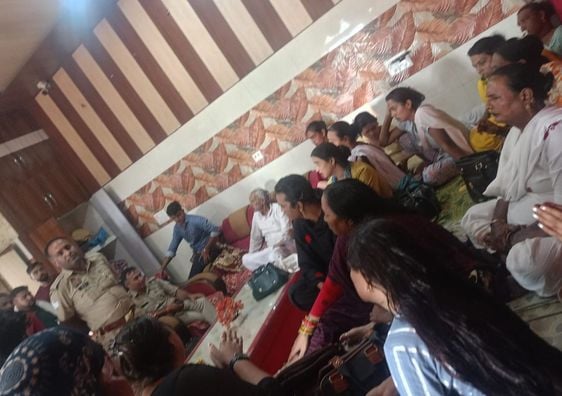 चोरी की घटना की जानकारी देता मेडिकल स्वामी। संवाद चोरी की घटना की जानकारी देता मेडिकल स्वामी। संवाद