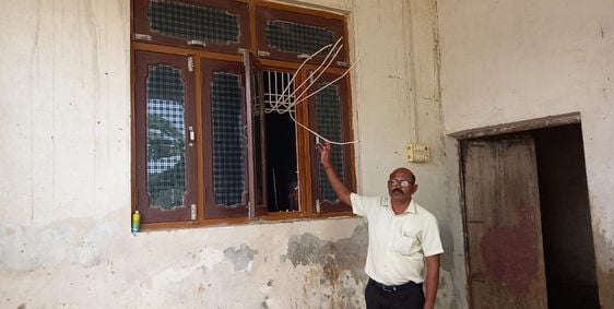 चोरी की घटना की जानकारी देता मेडिकल स्वामी। संवाद चोरी की घटना की जानकारी देता मेडिकल स्वामी। संवाद