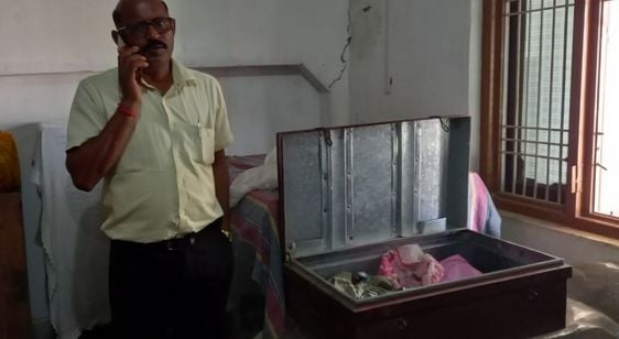 चोरी की घटना की जानकारी देता मेडिकल स्वामी। संवाद चोरी की घटना की जानकारी देता मेडिकल स्वामी। संवाद