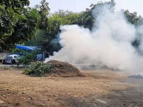 फोटो- 11, पटाखे जलाने के दौरान उड़ रहा सफेद धुआं। संवाद फोटो- 11, पटाखे जलाने के दौरान उड़ रहा सफेद धुआं। संवाद